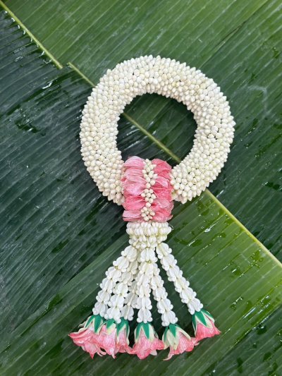 พวงมาลัยพุดเล็กรัดข้อมาลัยแบนอุบะแขกสี(ลูกค้าเลือกสีได้8สี)