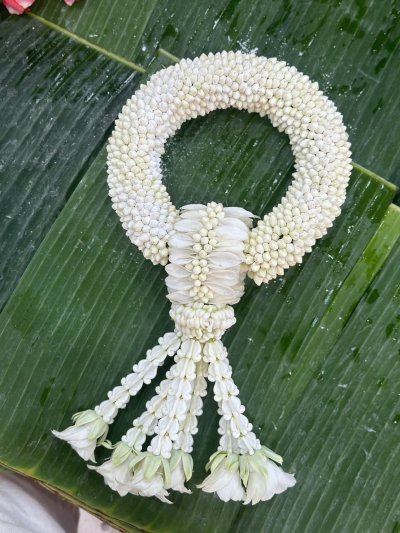 พวงมาลัยพุดเล็กรัดข้อมาลัยแบนอุบะแขกสี(ลูกค้าเลือกสีได้8สี)