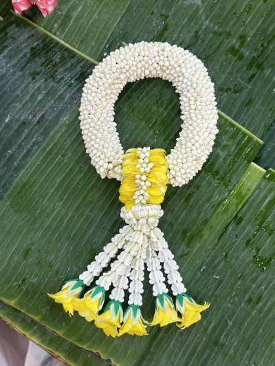 พวงมาลัยพุดเล็กรัดข้อมาลัยแบนอุบะแขกสี(ลูกค้าเลือกสีได้8สี)