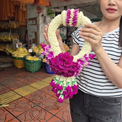 พวงมาลัยพุดเล็กรัดข้อมาลัยแบนประดับช่อเอื้องอุบะพุ่มสีม่วง