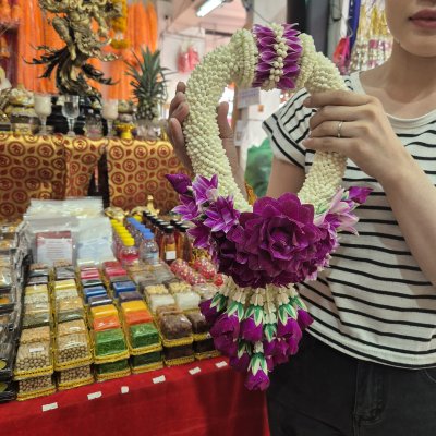 พวงมาลัยพุดเล็กรัดข้อมาลัยแบนประดับช่อเอื้องอุบะพุ่มสีม่วง