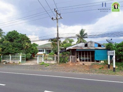 บ้านเดี่ยวชั้นเดียว 2 หลังบนเนื้อที่เดียวกัน ติดถนนหลักอุบลฯ-กันทรลักษ์