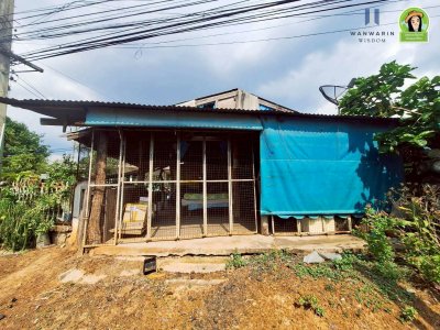 บ้านเดี่ยวชั้นเดียว 2 หลังบนเนื้อที่เดียวกัน ติดถนนหลักอุบลฯ-กันทรลักษ์