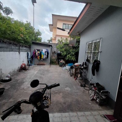 บ้านชั้นเดียว หน้าบ้านวิวสระน้ำ ในหมู่บ้านอ่างทอง
