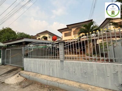 บ้านหลังใหญ่ต่อเติมพร้อมอยู่  ในซอยเทคโน