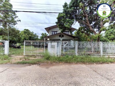 บ้านสองชั้นครึ่งปูนครึ่งไม้ .. สไตล์ผสมผสานไทยอิสาน