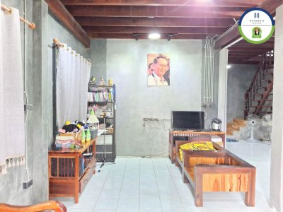 บ้านสองชั้นครึ่งปูนครึ่งไม้ .. สไตล์ผสมผสานไทยอิสาน
