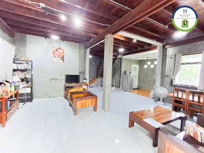 บ้านสองชั้นครึ่งปูนครึ่งไม้ .. สไตล์ผสมผสานไทยอิสาน