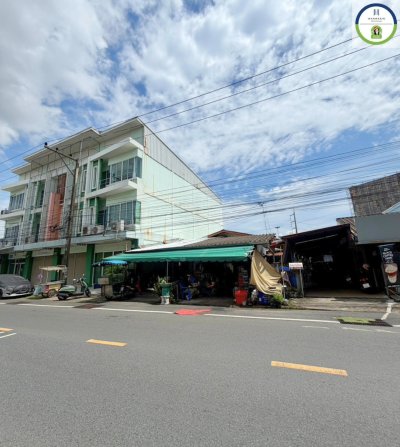 ที่ดินพร้อมอาคารชั้นเดียว ทำเลทองติดถนนใหญ่