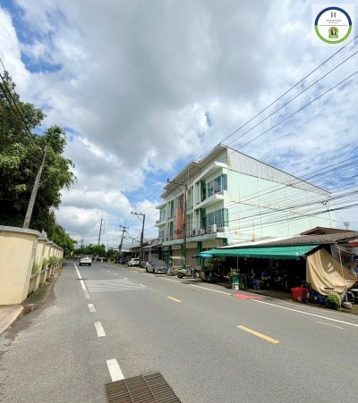 ที่ดินพร้อมอาคารชั้นเดียว ทำเลทองติดถนนใหญ่