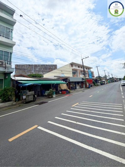ที่ดินพร้อมอาคารชั้นเดียว ทำเลทองติดถนนใหญ่