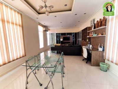 บ้านเดี่ยวสองชั้น พร้อมอาคารพาณิชย์ชั้นเดียว และโกดัง