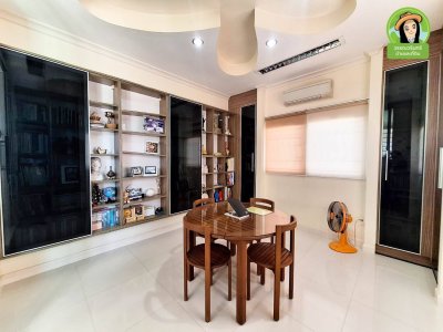 บ้านเดี่ยวสองชั้น พร้อมอาคารพาณิชย์ชั้นเดียว และโกดัง