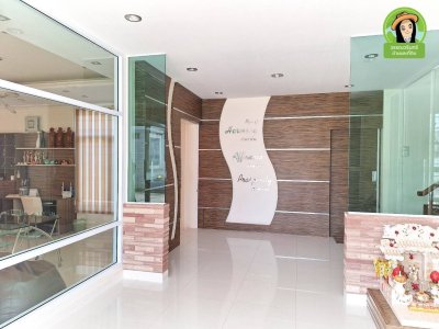 บ้านเดี่ยวสองชั้น พร้อมอาคารพาณิชย์ชั้นเดียว และโกดัง