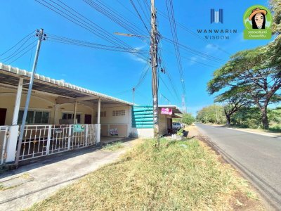 ทาวน์เฮ้าส์ชั้นเดียว ติดถนนเทศบาล 20 ในตัวอำเภอม่วงสามสิบ