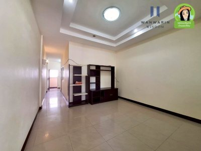 ทาวน์เฮ้าส์ชั้นเดียว ติดถนนเทศบาล 20 ในตัวอำเภอม่วงสามสิบ