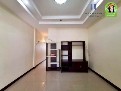 ทาวน์เฮ้าส์ชั้นเดียว ติดถนนเทศบาล 20 ในตัวอำเภอม่วงสามสิบ