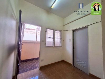 ทาวน์เฮ้าส์ชั้นเดียว ติดถนนเทศบาล 20 ในตัวอำเภอม่วงสามสิบ