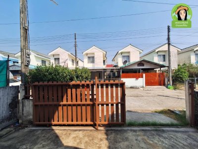 บ้าน 2 ชั้น ในโครงการบ้านเอื้ออาทรห้วยคุ้ม2