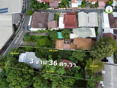 บ้านเดี่ยวชั้นเดียว 2 หลัง เนื้อที่เยอะ บนที่ดินทำเลดี ใกล้โรงแรม B2 ถนนเลี่ยงเมือง