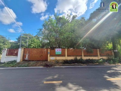 บ้านเดี่ยวชั้นเดียว 2 หลัง เนื้อที่เยอะ บนที่ดินทำเลดี ใกล้โรงแรม B2 ถนนเลี่ยงเมือง