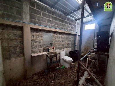 บ้านเดี่ยวชั้นเดียว 2 หลัง เนื้อที่เยอะ บนที่ดินทำเลดี ใกล้โรงแรม B2 ถนนเลี่ยงเมือง