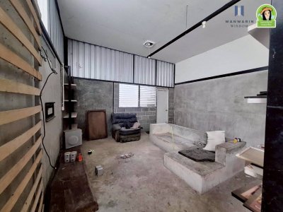 บ้านเดี่ยวชั้นเดียว 2 หลัง เนื้อที่เยอะ บนที่ดินทำเลดี ใกล้โรงแรม B2 ถนนเลี่ยงเมือง