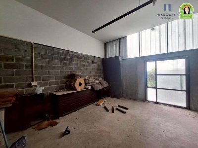 บ้านเดี่ยวชั้นเดียว 2 หลัง เนื้อที่เยอะ บนที่ดินทำเลดี ใกล้โรงแรม B2 ถนนเลี่ยงเมือง