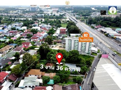 บ้านเดี่ยวชั้นเดียว 2 หลัง เนื้อที่เยอะ บนที่ดินทำเลดี ใกล้โรงแรม B2 ถนนเลี่ยงเมือง