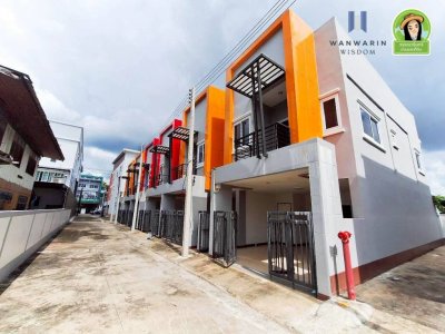 ทาวน์โฮมใหม่ 2 ชั้น 10 คูหา โซนวารินชำราบ