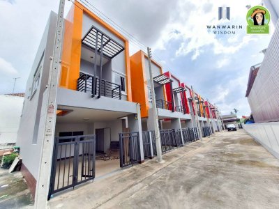 ทาวน์โฮมใหม่ 2 ชั้น 10 คูหา โซนวารินชำราบ