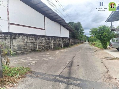 ที่ดินเปล่าแปลงใหญ่ พร้อมสิ่งปลูกสร้าง ติดกับโลตัสวาริน