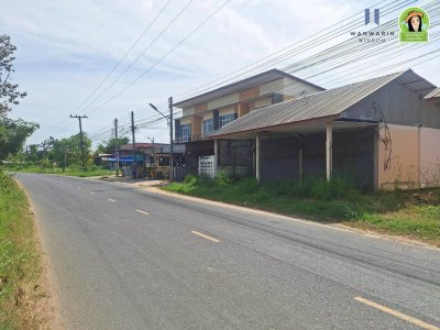 อาคารพาณิชย์ชั้นเดียว 2 คูหา พร้อมที่ดินเปล่าแปลงใหญ่