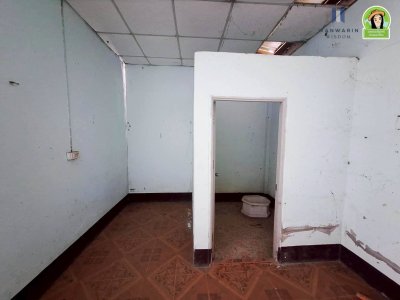 อาคารพาณิชย์ชั้นเดียว 2 คูหา พร้อมที่ดินเปล่าแปลงใหญ่