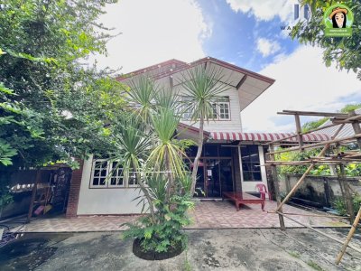 บ้านเดี่ยว 2 หลัง ในพื้นที่เดียวกัน