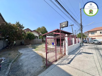 ที่ดินทำเลดีเนื้อที่เกือบ 3 งาน  พร้อมสิ่งปลูกสร้าง!!