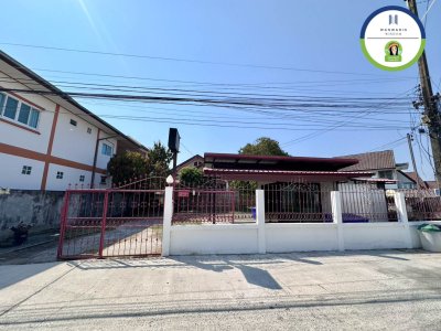 ที่ดินทำเลดีเนื้อที่เกือบ 3 งาน  พร้อมสิ่งปลูกสร้าง!!