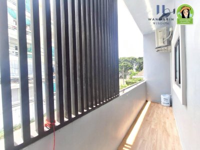 บ้านเดี่ยว 2 ชั้น สไตล์อาคารพาณิชย์ ในซอยพนม 9 ทำเลในเมือง