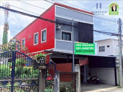 บ้านเดี่ยว 2 ชั้น สไตล์อาคารพาณิชย์ ในซอยพนม 9 ทำเลในเมือง