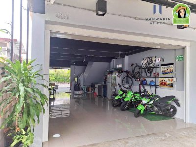 บ้านเดี่ยว 2 ชั้น สไตล์อาคารพาณิชย์ ในซอยพนม 9 ทำเลในเมือง