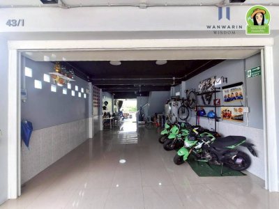 บ้านเดี่ยว 2 ชั้น สไตล์อาคารพาณิชย์ ในซอยพนม 9 ทำเลในเมือง