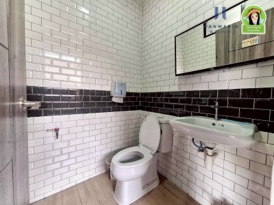 บ้านเดี่ยว 2 ชั้น สไตล์อาคารพาณิชย์ ในซอยพนม 9 ทำเลในเมือง