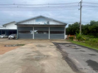 บ้านเดี่ยวชั้นเดียวพร้อมโกดังสินค้า ในอำเภอเขื่องใน