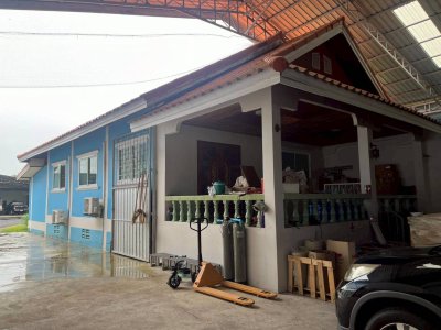 บ้านเดี่ยวชั้นเดียวพร้อมโกดังสินค้า ในอำเภอเขื่องใน