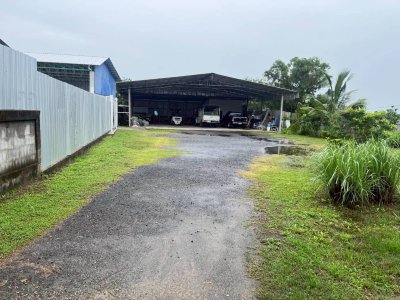 บ้านเดี่ยวชั้นเดียวพร้อมโกดังสินค้า ในอำเภอเขื่องใน