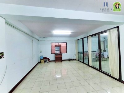 อาคารพาณิชย์ 2 ชั้นครึ่ง 2 คูหา