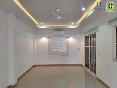 บ้านเดี่ยว 2 ชั้น สไตล์อังกฤษ แบบบ้าน J2 ในโครงการสารินลิฟวิ่งบ้านจั่น