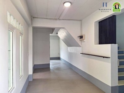 บ้านเดี่ยวชั้นครึ่งยกพื้นสูง รีโนเวทใหม่สไตล์โมเดิร์น ทำเลดี ติดถนนซอยห้วยคุ้ม