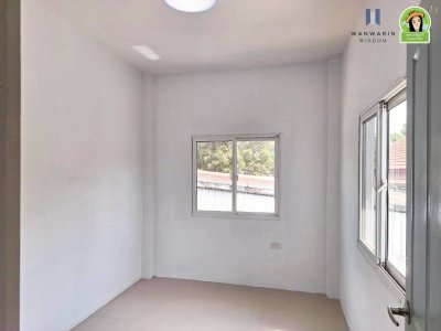 บ้านเดี่ยวชั้นครึ่งยกพื้นสูง รีโนเวทใหม่สไตล์โมเดิร์น ทำเลดี ติดถนนซอยห้วยคุ้ม