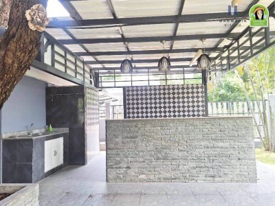 บ้านเดี่ยวชั้นเดียวยกสูง พร้อมอาคารรับรอง เนื้อที่เยอะ หน้ากว้าง ร่มรื่นมาก บรรยากาศดีมีความเป็นส่วนตัว